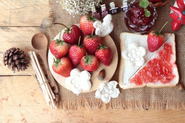 Taze çilek kırmızı ve reçel ekmek ile.