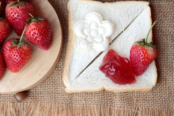 Fresas frescas rojas y mermelada con pan . — Foto de Stock