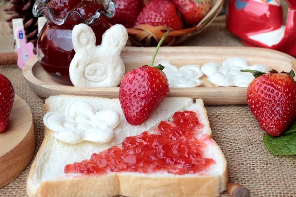 新鲜草莓红和果酱面包. — 图库照片