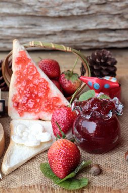 Taze çilek kırmızı ve reçel ekmek ile.