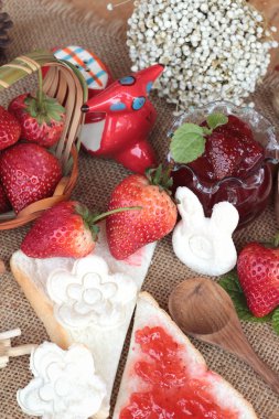 Taze çilek kırmızı ve reçel ekmek ile.