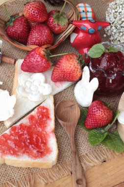 Taze çilek kırmızı ve reçel ekmek ile.