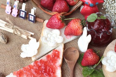 Taze çilek kırmızı ve reçel ekmek ile.