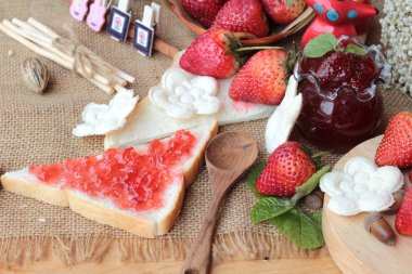 Taze çilek kırmızı ve reçel ekmek ile.