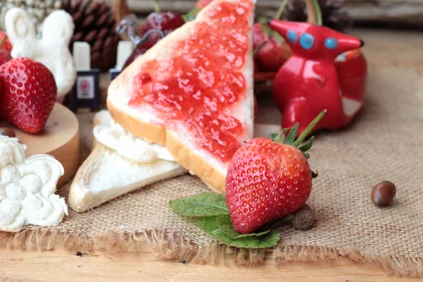 신선한 딸기 레드, 빵과 잼. — 스톡 사진