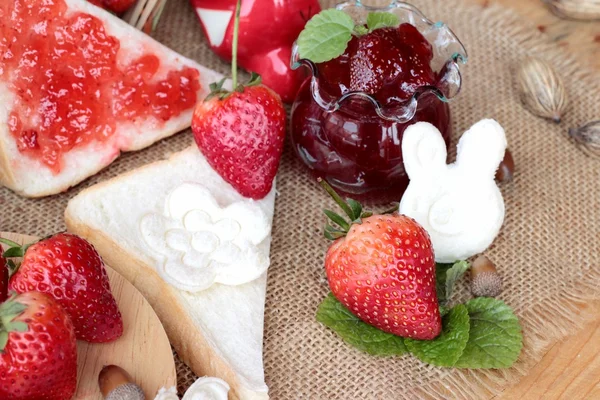 Fragole fresche rosse e marmellata con pane . — Foto Stock