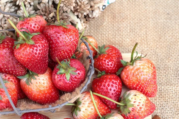 Färska jordgubbar röd på läckra. — Stockfoto