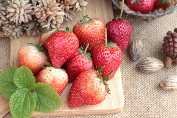 Fragole fresche rosse a delizioso . — Foto Stock