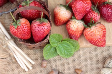 Taze çilek lezzetli, kırmızı.