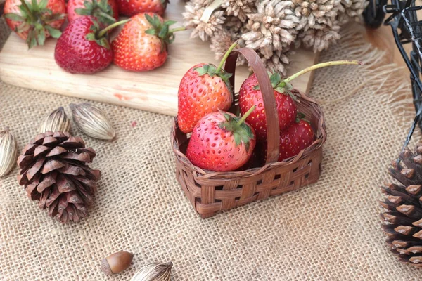 Fresas frescas rojas en delicioso . — Foto de Stock