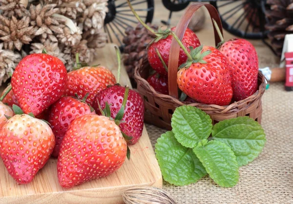 Fragole fresche rosse a delizioso . — Foto Stock