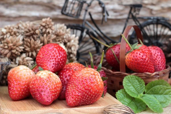 Fresas frescas rojas en delicioso . — Foto de Stock