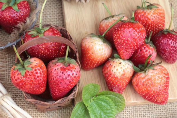 Frische Erdbeeren rot zu köstlichen. — Stockfoto
