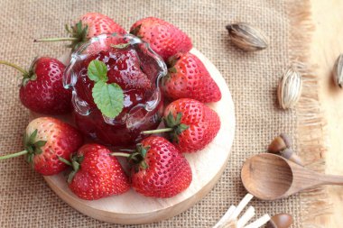 Taze çilek, lezzetli kırmızı ve reçel.