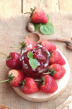 Taze çilek, lezzetli kırmızı ve reçel.