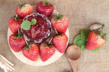 Taze çilek, lezzetli kırmızı ve reçel.