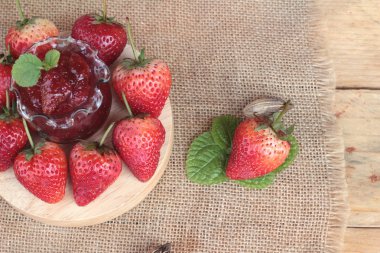 Taze çilek, lezzetli kırmızı ve reçel.