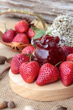 Taze çilek, lezzetli kırmızı ve reçel.