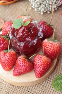 Taze çilek, lezzetli kırmızı ve reçel.