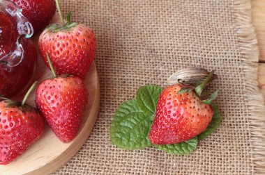 Taze çilek, lezzetli kırmızı ve reçel.