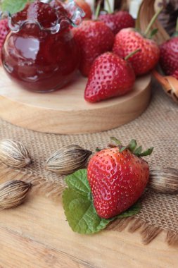 Taze çilek, lezzetli kırmızı ve reçel.