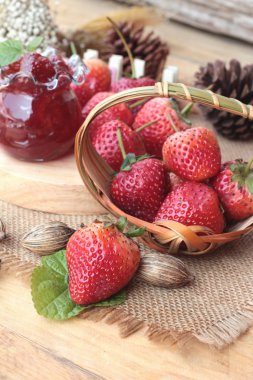 Taze çilek, lezzetli kırmızı ve reçel.