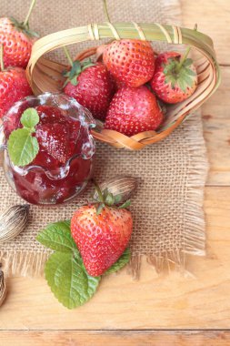 Taze çilek, lezzetli kırmızı ve reçel.