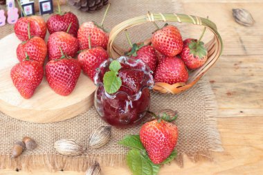 Taze çilek, lezzetli kırmızı ve reçel.