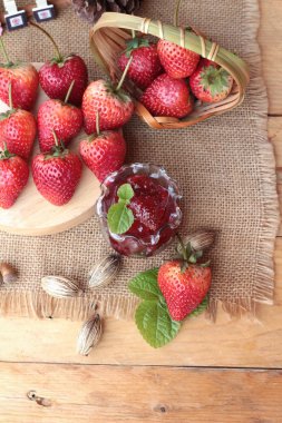 Taze çilek, lezzetli kırmızı ve reçel.