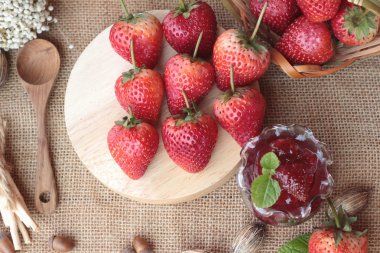 Taze çilek, lezzetli kırmızı ve reçel.