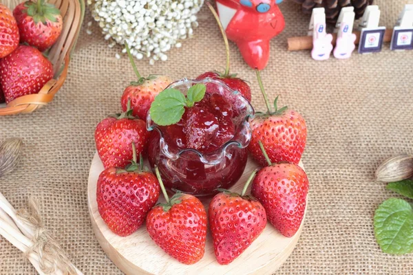 Fresas frescas rojas en delicioso y mermelada . — Foto de Stock