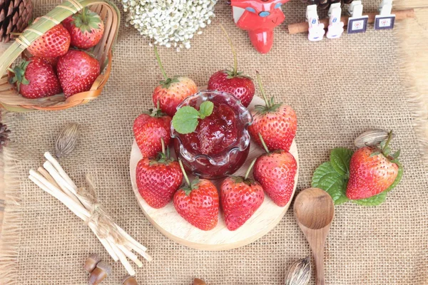 Verse aardbeien heerlijke rode en jam. — Stockfoto
