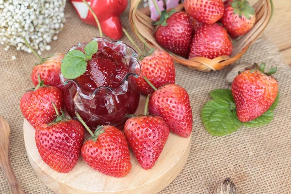 Verse aardbeien heerlijke rode en jam. — Stockfoto