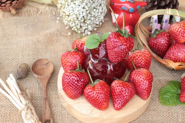 Fresas frescas rojas en delicioso y mermelada . — Foto de Stock