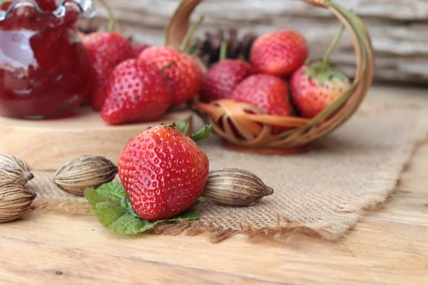 Fresas frescas rojas en delicioso y mermelada . — Foto de Stock