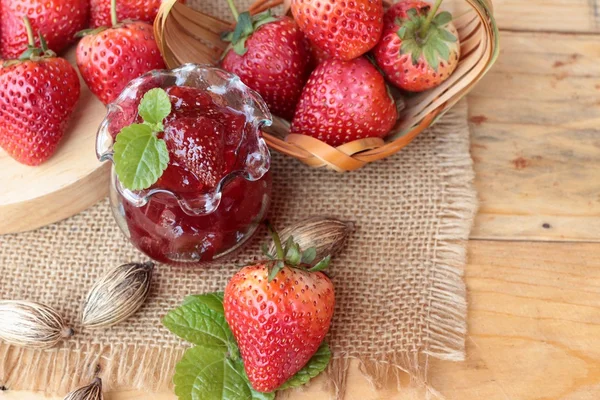 Fresas frescas rojas en delicioso y mermelada . — Foto de Stock