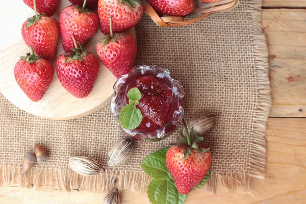 Fragole fresche rosse a delizioso e marmellata . — Foto Stock