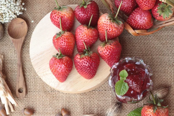 Fresas frescas rojas en delicioso y mermelada . — Foto de Stock