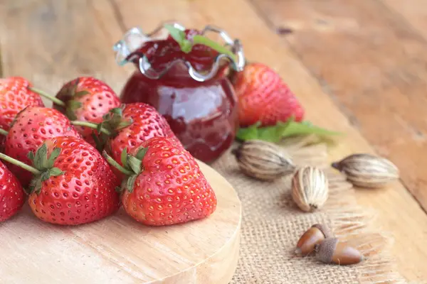 Frische Erdbeeren rot zu lecker und Marmelade. — Stockfoto