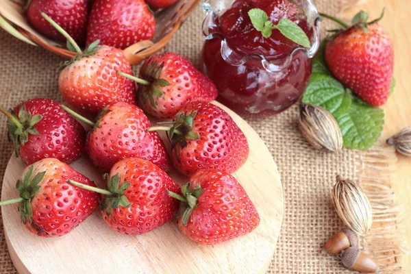 Fresas frescas rojas en delicioso y mermelada . — Foto de Stock