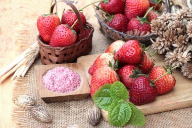 Taze çilek lezzetli ve Erik tozu kırmızı.