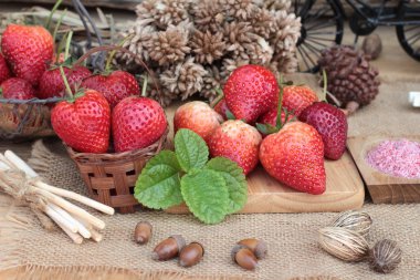 Taze çilek lezzetli ve Erik tozu kırmızı.