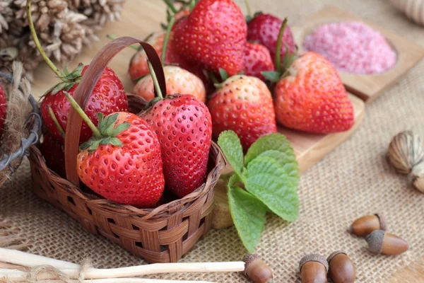 Frische Erdbeeren rot zu köstlichem Zwetschgenpulver. — Stockfoto