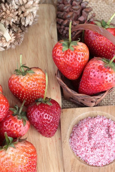 Fragole fresche rosse a polvere deliziosa e prugna . — Foto Stock