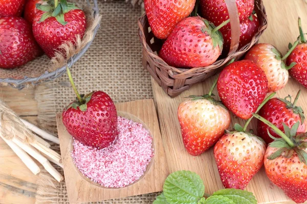 Verse aardbeien heerlijke en plum poeder rood. — Stockfoto