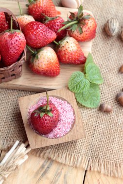 Taze çilek lezzetli ve Erik tozu kırmızı.