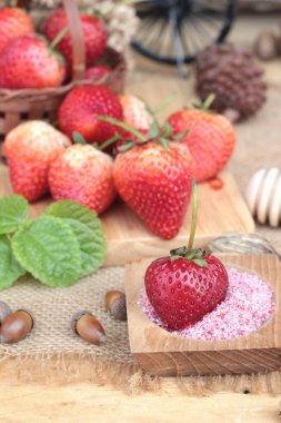 Taze çilek lezzetli ve Erik tozu kırmızı.