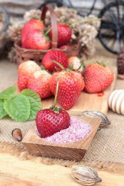 Taze çilek lezzetli ve Erik tozu kırmızı.