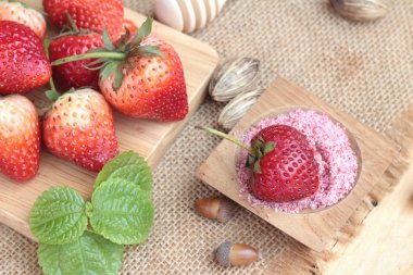 Taze çilek lezzetli ve Erik tozu kırmızı.