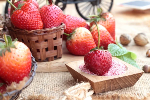 Fresas frescas rojas en delicioso y ciruela en polvo . —  Fotos de Stock